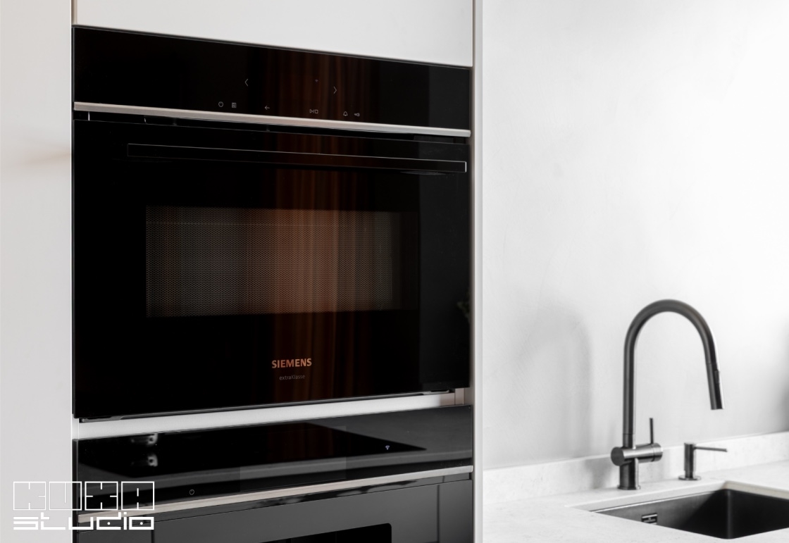 Cuptor Siemens și cafetieră incorporate la semiînălțime